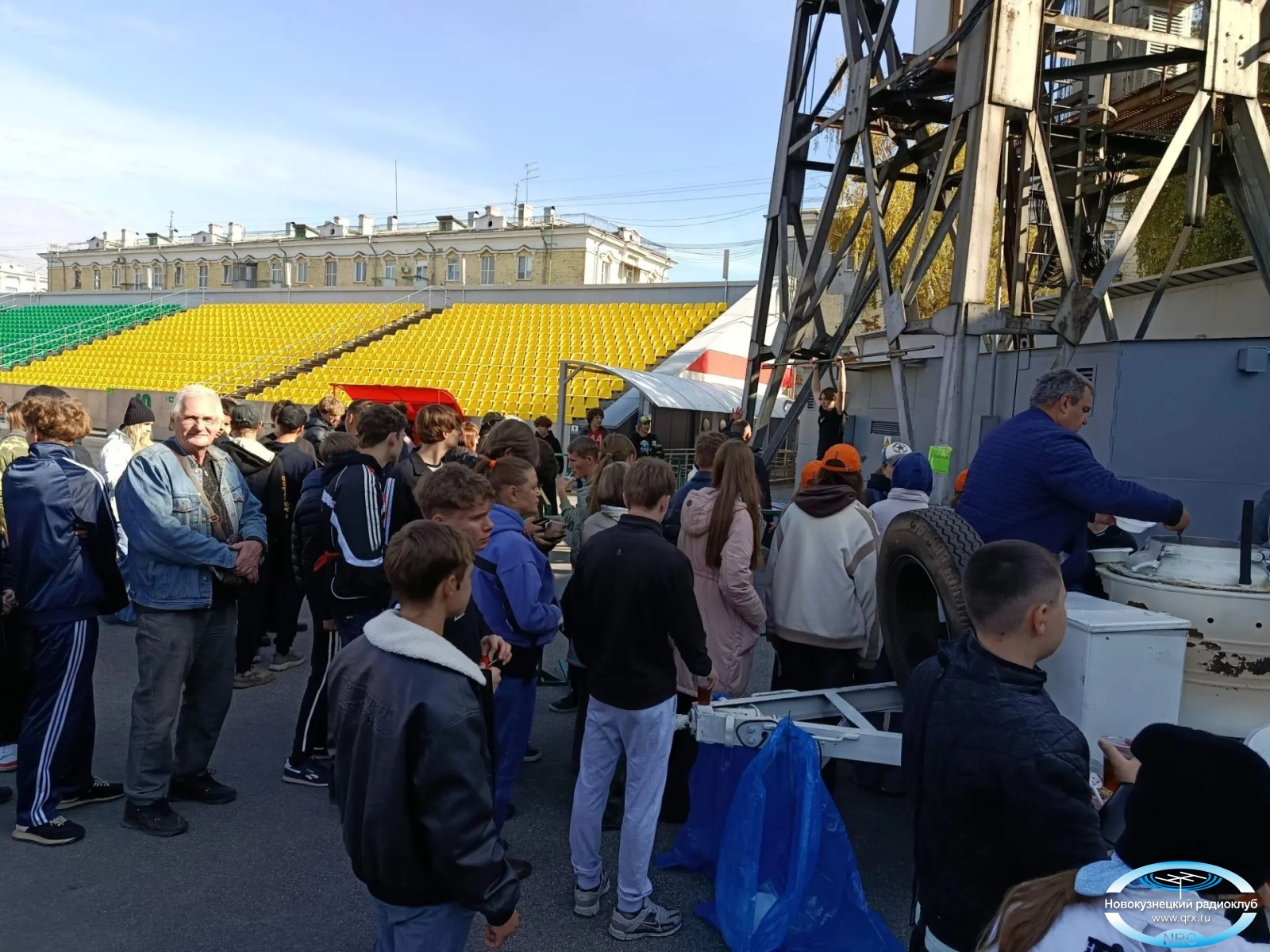 05 - RW9UEH в очереди за гречневой кашей.jpg