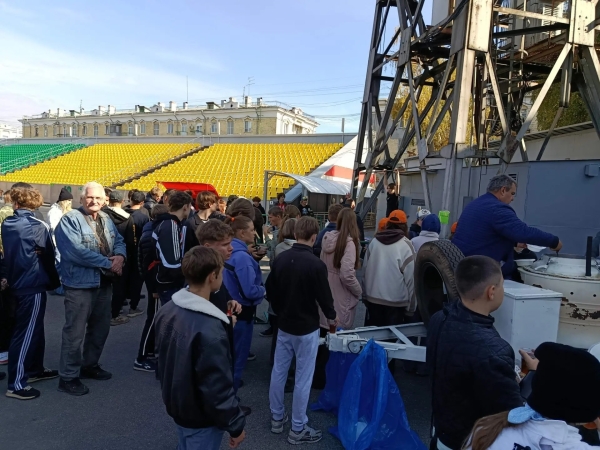 05 - RW9UEH в очереди за гречневой кашей.jpg